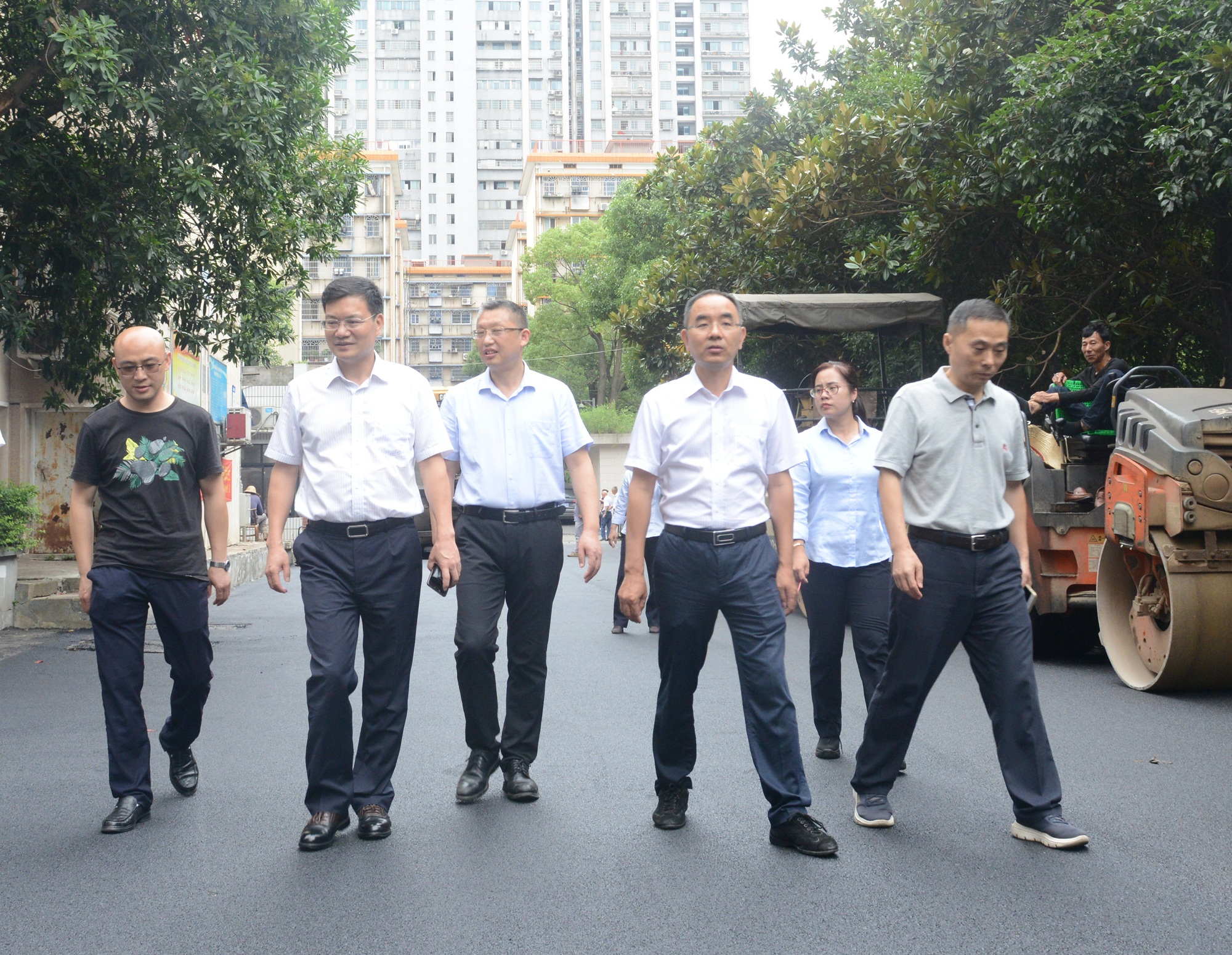 杨雄伟查抄大院沥青路面刷新工作DSC_6474_副本.jpg