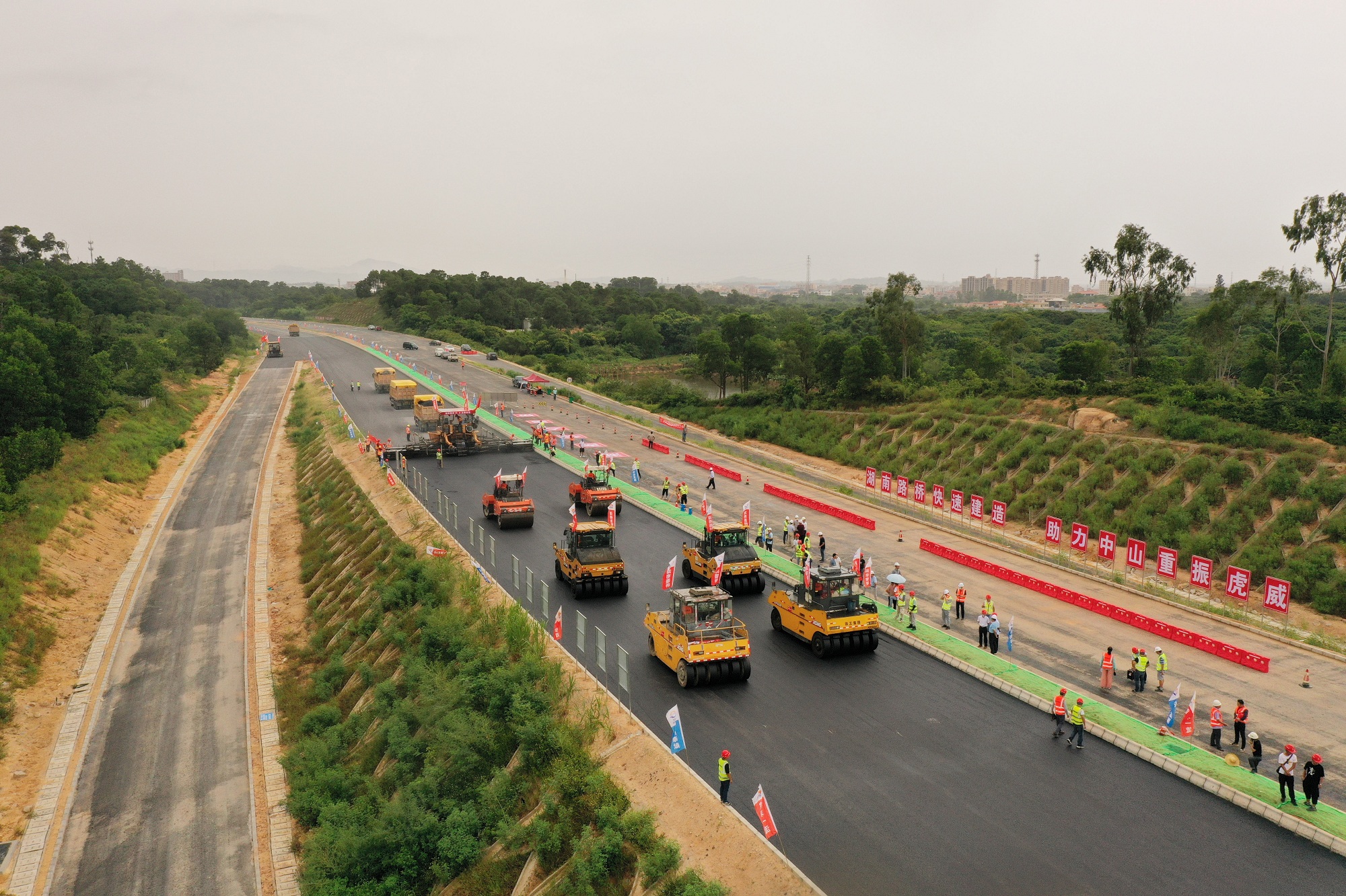 20200905 榆林项目沥青下面层试验路顺利铺筑 图2_副本.jpg