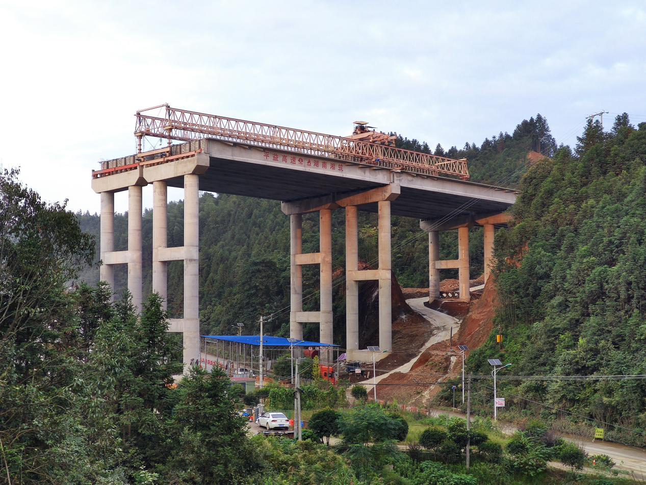 照片1：平伍7标：打造安全通路  顺利实现上跨省路架梁施工.png