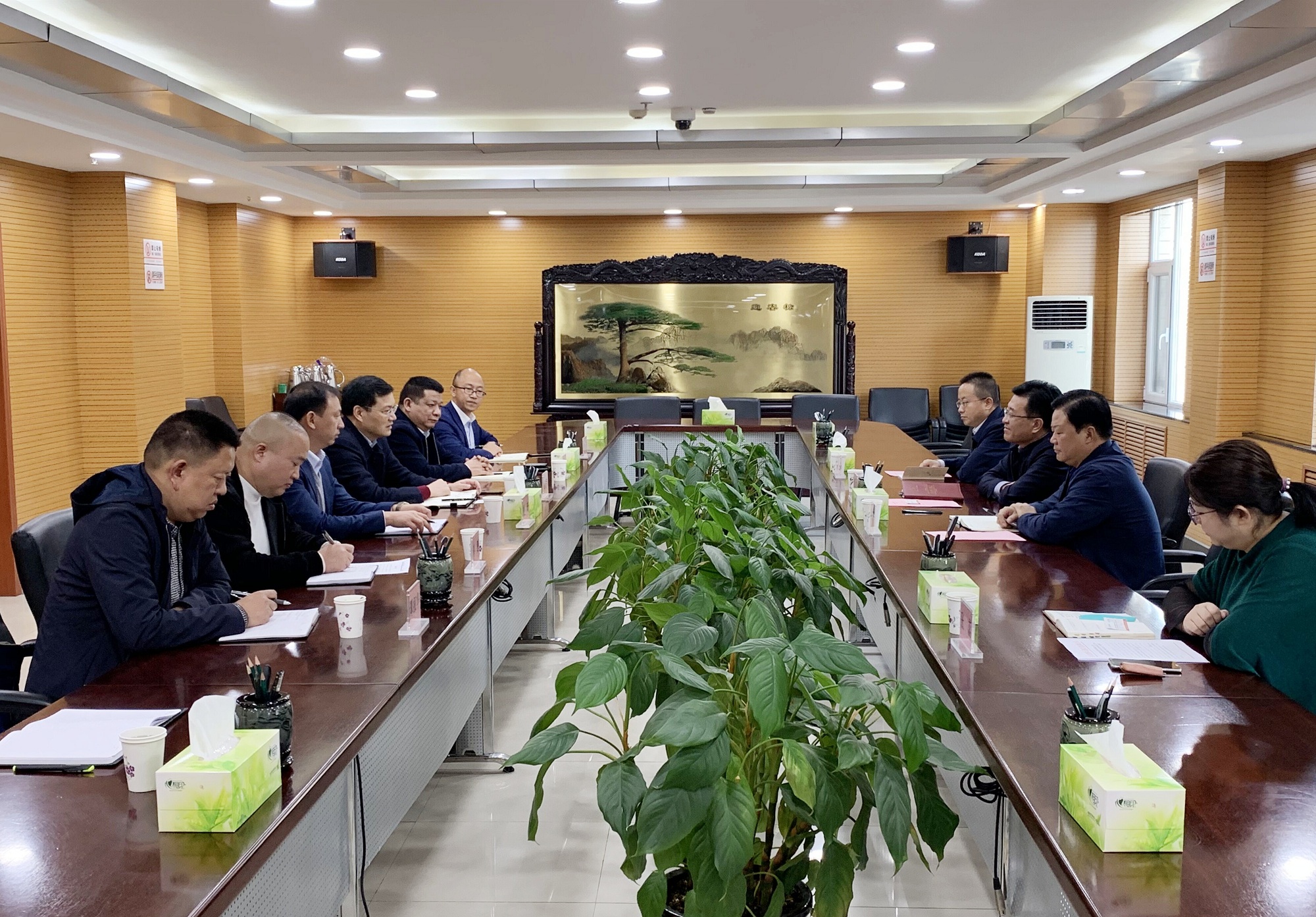 杨雄伟赴甘肃调查市场_副本.jpg