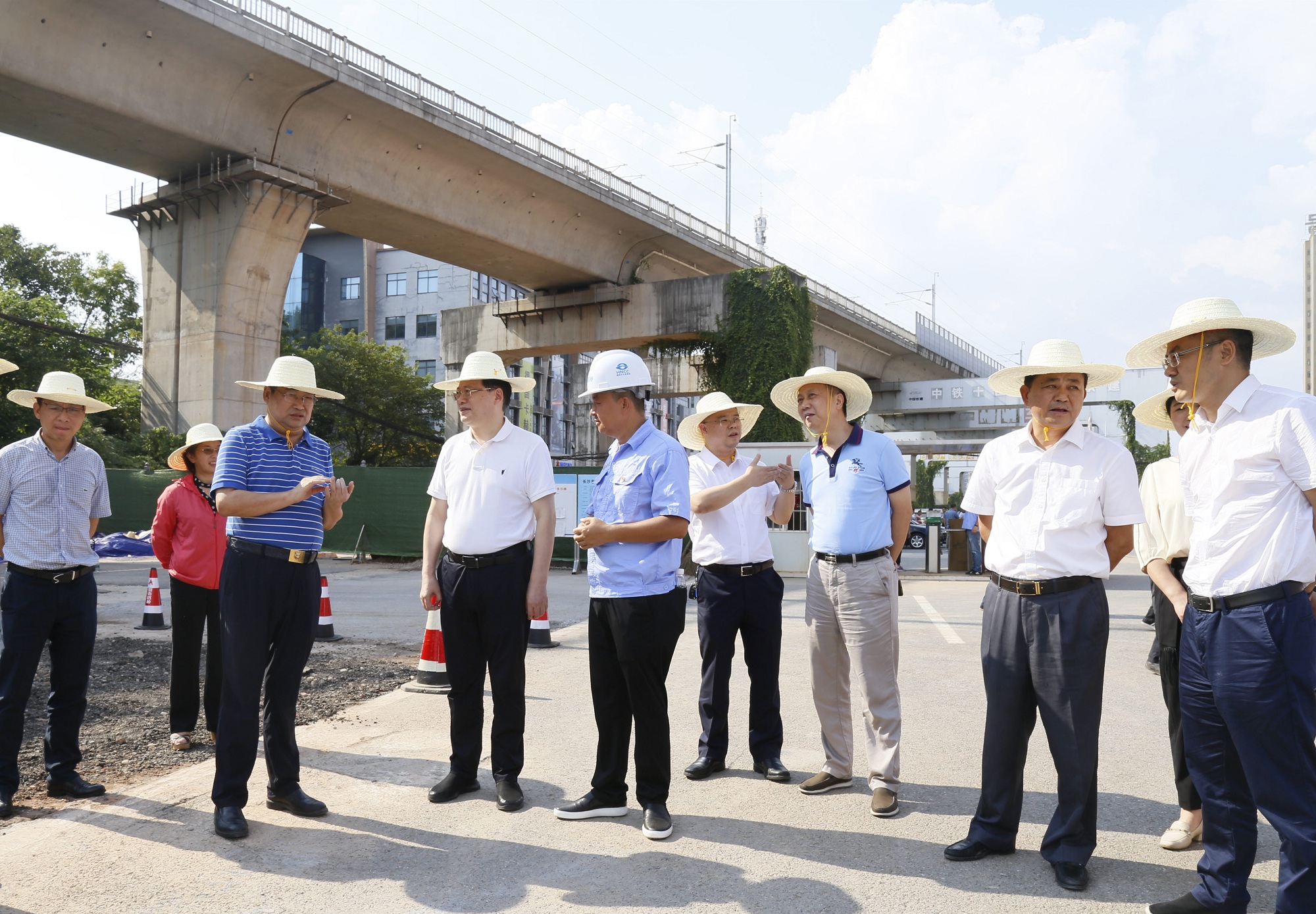 方联民、周雄飞慰问芙蓉大路快改项目调研慰问_MG_2040_副本.jpg