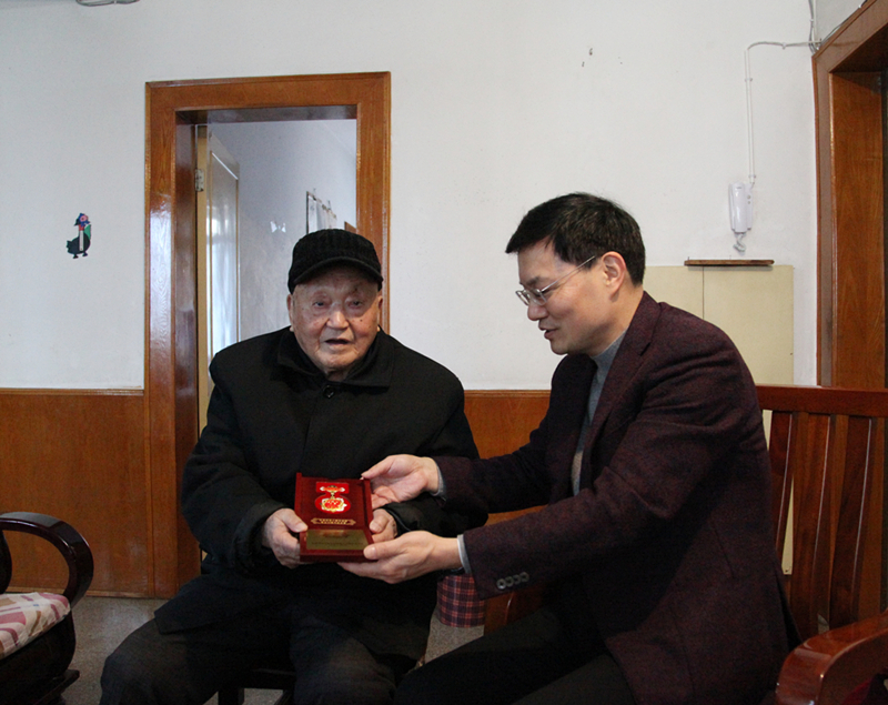 1、杨雄伟慰问老辅导岳国民_8963_副本_副本.jpg