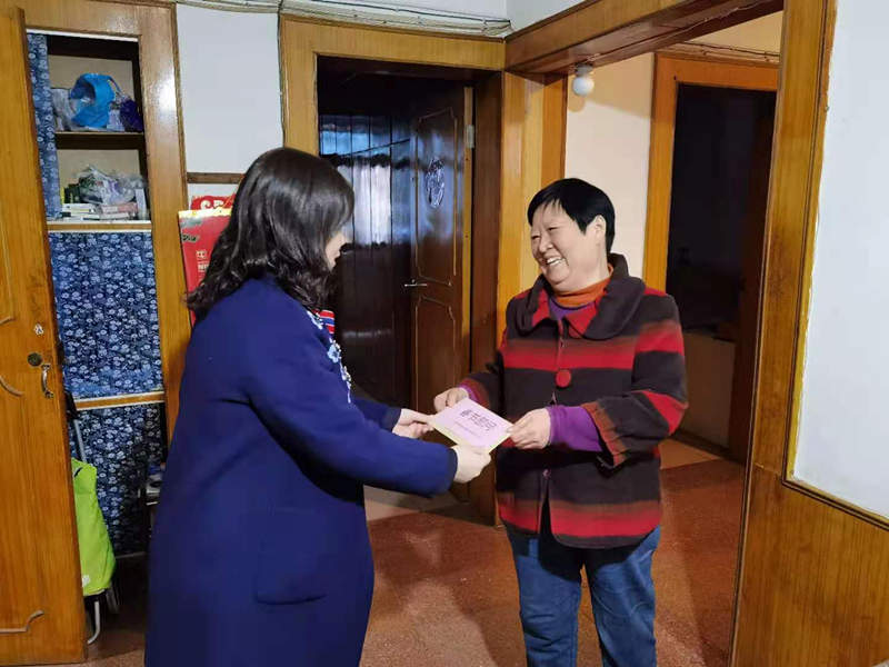 12、2月7日，，，，，，，，李青慰问难题退休人民唐名华_副本.jpg