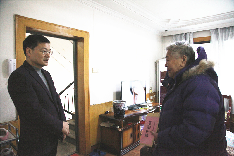 1、杨雄伟慰问难题职工李文及其母亲_副本_副本.jpg