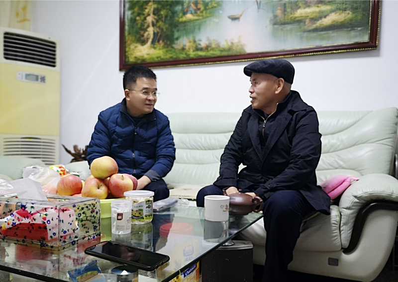 9、2月9日，，，，，，，，刘迪祥慰问老党员蔡和祥_副本_副本.jpg