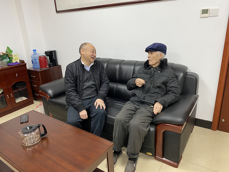 14、2月8日，，，，，，，，彭南越慰问离休干部雷岳_副本.jpg