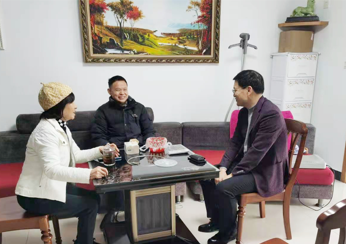 1、杨雄伟慰问老辅导姜仕达和李润章0_副本.jpg