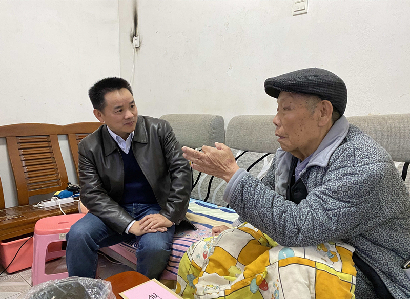 15、2月7日，，，，，，，，陈湘平慰问难题退休人民尹先金_副本_副本.jpg