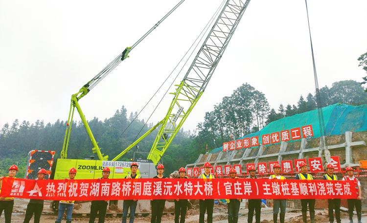 主塔桩基浇筑实现合影.jpg