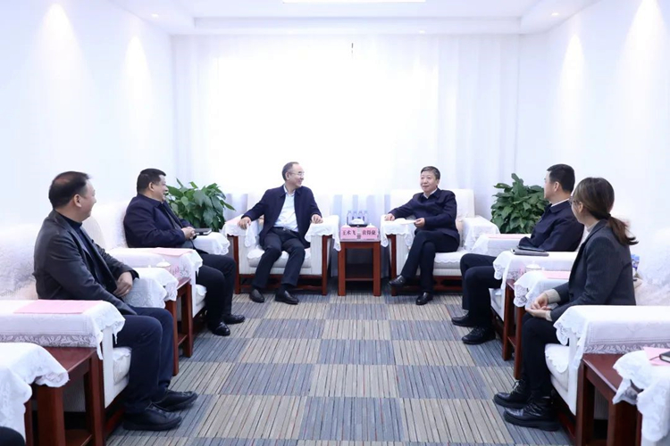 照片：王术飞赴甘肃公航旅集团互换洽谈_副本.jpg