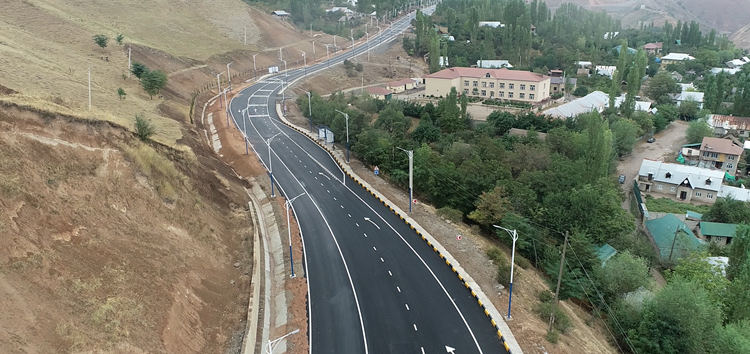 20240930 奥塔公路项目圆满实现沥青上面层摊铺 图3.png